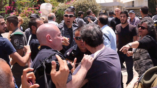 Police confronting protesters at Tel Aviv University (Photo: Motti Kimchi) (צילום: מוטי קמחי) Police confronting protesters at Tel Aviv University (Photo: Motti Kimchi)