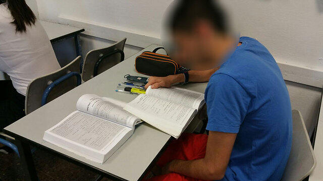 Student taking matriculation exam in math (Photo: George Ginsberg) (צילום: ג'ורג' גינסברג) Student taking matriculation exam in math (Photo: George Ginsberg)