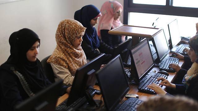 Palestinian women working at Gaza Strip start-up (Photo: AFP) (צילום: AFP) Palestinian women working at Gaza Strip start-up (Photo: AFP)