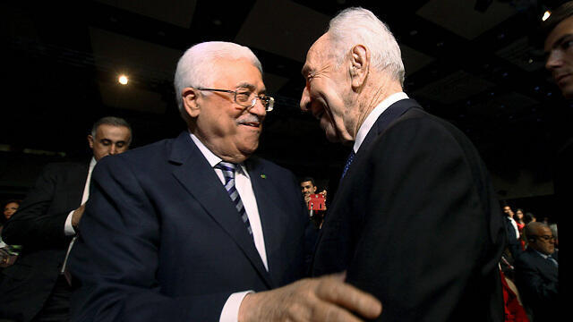 Mahmoud Abbas and Shimon Peres (Photo: Reuters)