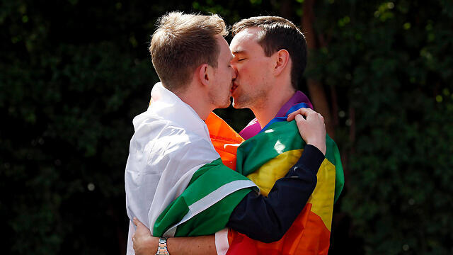 Text saying same-sex couples have right "to marry" was removed from the video (Photo: Reuters) (צילום: רויטרס) Text saying same-sex couples have right "to marry" was removed from the video (Photo: Reuters)