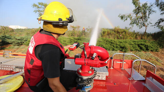 Firefighter putting out fire in Glilot (Photo: Yaron Brener)