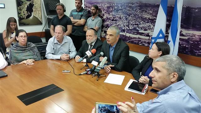 Kahlon in his first meeting at the Finance Ministry (Photo: Eli Mendelbaum)