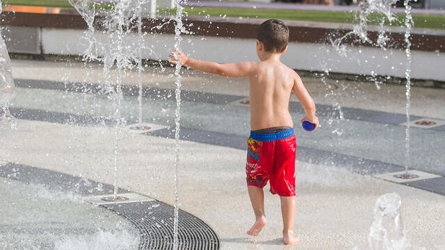 Beating the heat wave in Netanya (Photo: Ido Ofer)