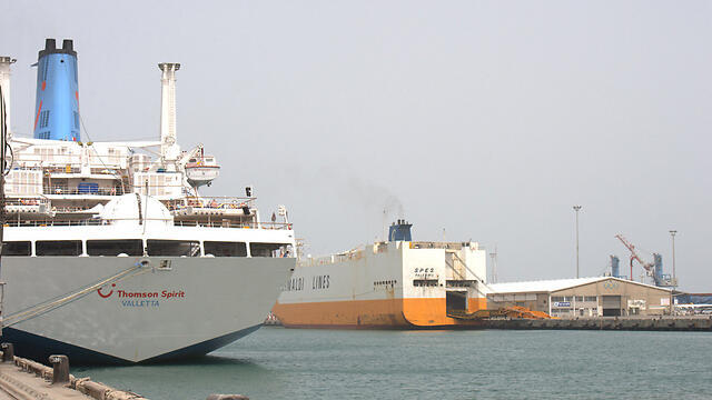 Порт в Ашдоде. Фото: Ави Роках (צילום: אבי רוקח) Порт в Ашдоде. Фото: Ави Роках