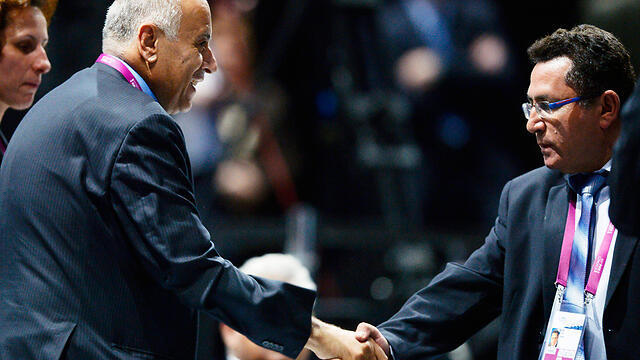 PFA chairman Jibril Rajoub shakes IFA chairman Ofer Eini's hand in Zurich (Photo: EPA) (צילום: EPA) PFA chairman Jibril Rajoub shakes IFA chairman Ofer Eini's hand in Zurich (Photo: EPA)