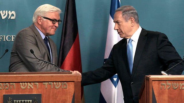 Frank-Walter Steinmeier (L) shaking hands with Benjamin Netanyahu (Photo: Reuters) (צילום: רויטרס) Frank-Walter Steinmeier (L) shaking hands with Benjamin Netanyahu (Photo: Reuters)