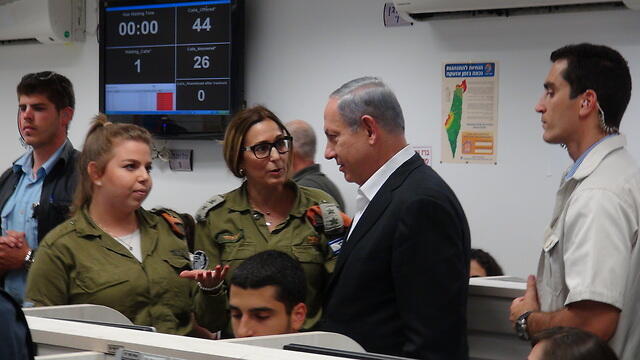 Netanyahu visits Home Front Command soldiers. (Photo: George Ginsberg)