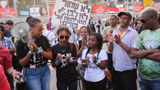 Protestors outside Azrieli Towers. Publicity emphasized non-violence (Photo: Motti Kimchi) (צילום: מוטי קמחי) Protestors outside Azrieli Towers. Publicity emphasized non-violence (Photo: Motti Kimchi)
