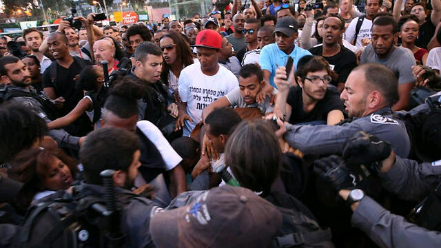 The crowd of protesters outside Azrieli Towers (Photo: Motti Kimchi) (צילום: מוטי קמחי) The crowd of protesters outside Azrieli Towers (Photo: Motti Kimchi)