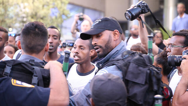 Policemen talking to protesters (Photo: Motti Kimchi) (צילום: מוטי קמחי) Policemen talking to protesters (Photo: Motti Kimchi)