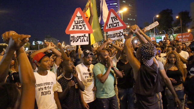 Protesters block Begin Road in Tel Aviv (Photo: Motti Kimchi) (צילום: מוטי קמחי) Protesters block Begin Road in Tel Aviv (Photo: Motti Kimchi)