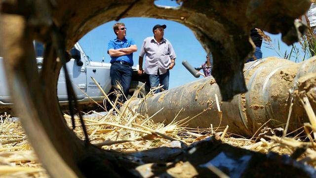 Security officials at the site of a rocket strike in Sdot HaNegev (Photo: Meir Dahan)
