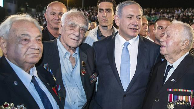 Israeli Prime Minister Benjamin Netanyahu (2nd R) poses with veterans during a ceremony honoring WWII veterans  at the Armored Corps Memorial and Museum at Latrun near Jerusalem (Photo: Reuters)