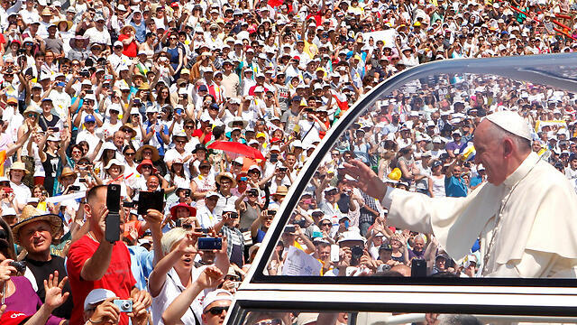 Pope Francis arriving in Bosnia (Photo: AP) (צילום: AP) Pope Francis arriving in Bosnia (Photo: AP)