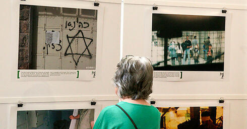 Breaking the Silence photo exhibition. The organization's members, IDF soldiers, have been turned into the punching bag of an impassioned crowd (Photo: Reuters) 