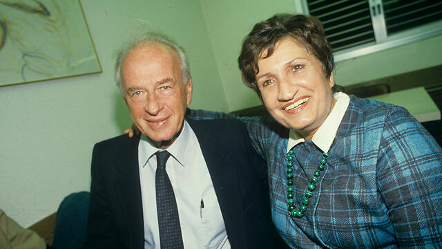 Arbeli-Almozlino with Labor leader and former prime minister Yitzhak Rabin (Photo: Shalom Bar-Tal) (צילום: שלום בר טל) Arbeli-Almozlino with Labor leader and former prime minister Yitzhak Rabin (Photo: Shalom Bar-Tal)