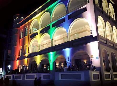 A bar on Rothschild Boulevard changes colors (Photo: Gregor Shluser)