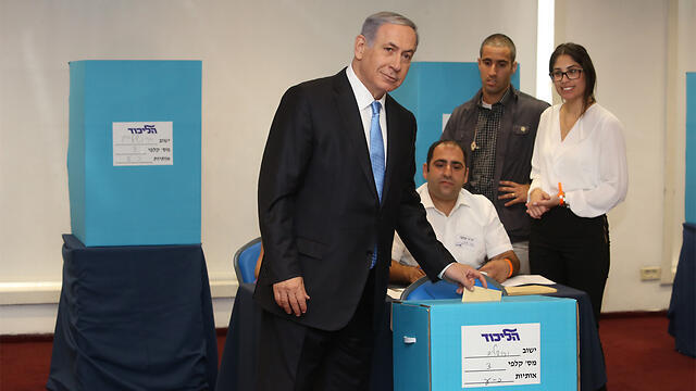 PM Benjamin Netanyahu voting Sunday in Jerusalem (Photo: Gil Yohanan) (צילום: גיל יוחנן) PM Benjamin Netanyahu voting Sunday in Jerusalem (Photo: Gil Yohanan)