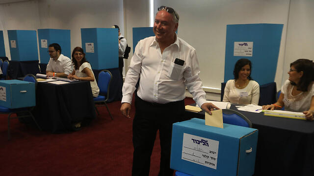 MK David Amsalem voting at Likud elections (Photo: Gil Yohanan) (צילום: גיל יוחנן) MK David Amsalem voting at Likud elections (Photo: Gil Yohanan)