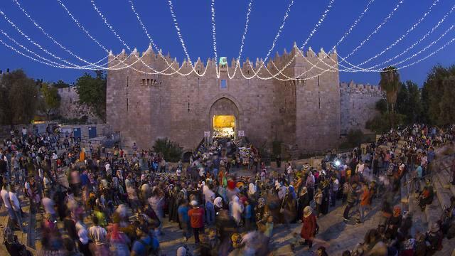 Jerusalem's Damascus gate decorated for ramadan (Photo:EPA)