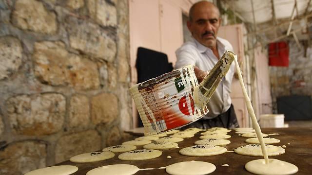 Palestinian man makes traditional Ramadan Pancakes in Hebron (Photo: Reuters)