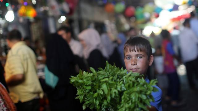 Palestinian boy sells fresh mint in downtown Gaza City (Photo:AFP)