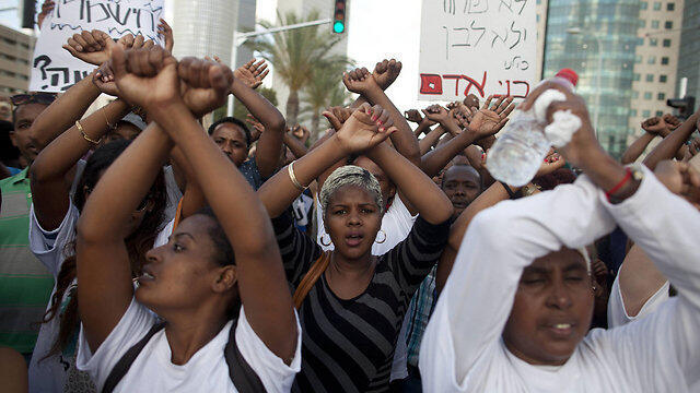 Members of the Ethiopian community protest against police brutality in Tel Aviv (Photo: Getty Images) (צילום: gettimages) Members of the Ethiopian community protest against police brutality in Tel Aviv (Photo: Getty Images)