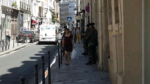 Soldiers outside a synagogue in Paris (Photo: Roi Yanovsky)