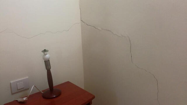 Wall cracked by earthquake in Eilat (Photo: Ilan Uzan)