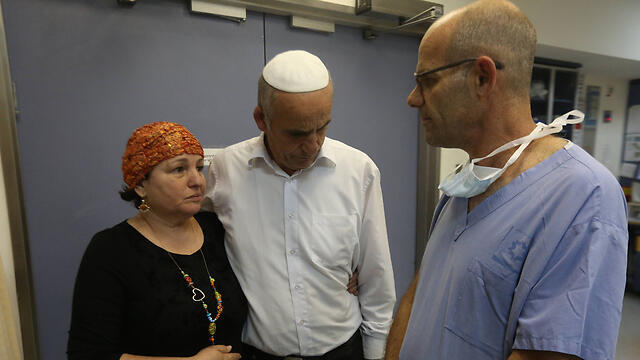 Malachi Rosenfeld's parents Sarah and Eliezer at the hospital (Photo: Gil Yohanan) (צילום: גיל יוחנן ) Malachi Rosenfeld's parents Sarah and Eliezer at the hospital (Photo: Gil Yohanan)