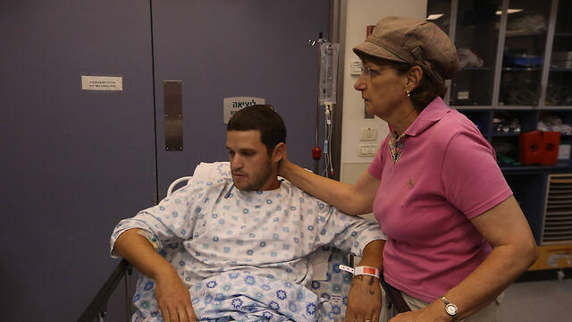 Yair Hoffer at the hospital (Photo: Gil Yohanan) (צילום: גיל יוחנן ) Yair Hoffer at the hospital (Photo: Gil Yohanan)