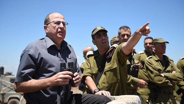 Ya'alon in a tour of the Golan Heights (Photo: Defense Ministry)