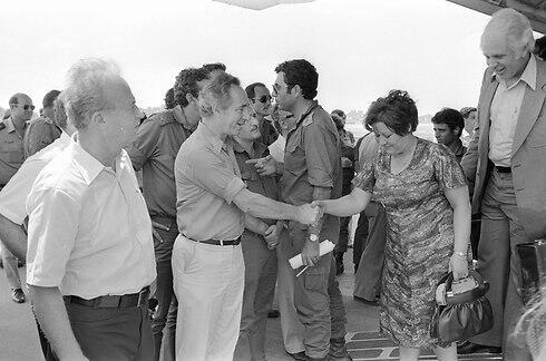 Перес и Рабин встречают освобожденных заложников. Фото: Ори Герцль (צילום: דובר צה"ל, אורי הרצל צחיק) Перес и Рабин встречают освобожденных заложников. Фото: Ори Герцль