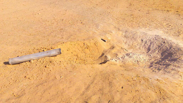 The rocket that fell near the Sinai border (Photo: Ilan Izekson)