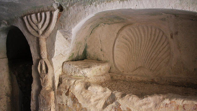 A menorah in a Beit She'arim burial cave (Photo: Israel Nature and Parks Authority)