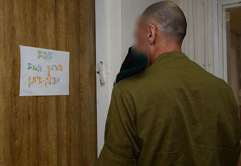 Colonel A. returns home from Operation Protective Edge (Photo: Herzl Yosef) (צילום: הרצל יוסף) Colonel A. returns home from Operation Protective Edge (Photo: Herzl Yosef)