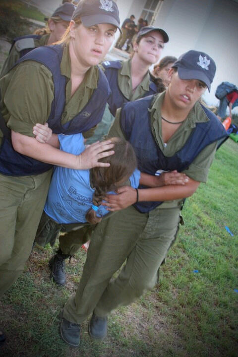 Jewish children forcefully expelled from Gush Katif, 2005 