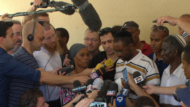Mengistu's family speaking to the press (Photo: Avi Rokach) (צילום: אבי רוקח) Mengistu's family speaking to the press (Photo: Avi Rokach)