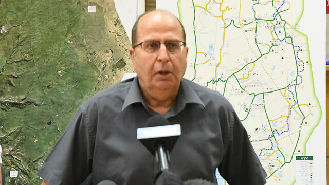 Defense Minister Ya'alon. If the quiet remains, more bodies will be returned. (Photo: Avihu Shapira) (צילום: אביהו שפירא) Defense Minister Ya'alon. If the quiet remains, more bodies will be returned. (Photo: Avihu Shapira)