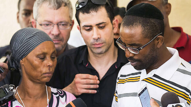 Relatives of Avraham Mangisto (Photo: AP)