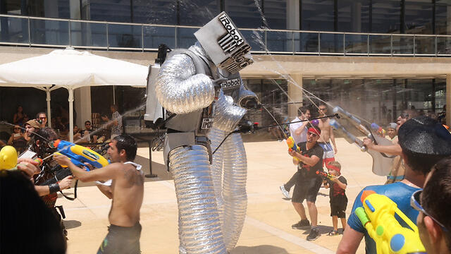 Perhaps the war was against alien robots? (Photo: Moti Kimchi) (צילום: מוטי קמחי) Perhaps the war was against alien robots? (Photo: Moti Kimchi)