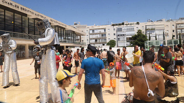 Why isn't that cop stopping the alien robots? (Photo: Moti Kimchi) (צילום: מוטי קמחי) Why isn't that cop stopping the alien robots? (Photo: Moti Kimchi)