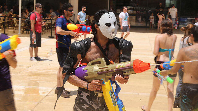 Relax Jason, it's only water. (Photo: Moti Kimchi) (צילום: מוטי קמחי) Relax Jason, it's only water. (Photo: Moti Kimchi)