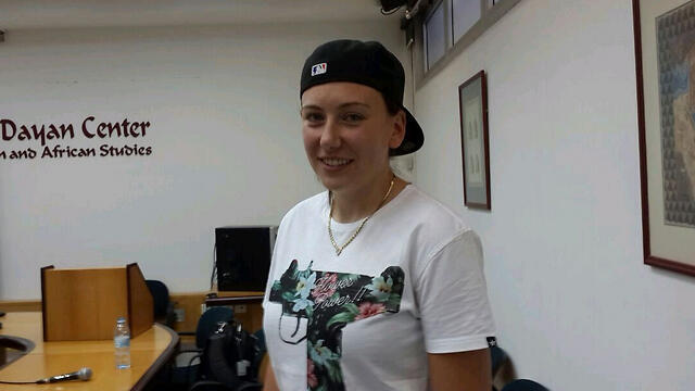 Gill during the interview (Photo: Roi Kais) (צילום: רועי קייס) Gill during the interview (Photo: Roi Kais)