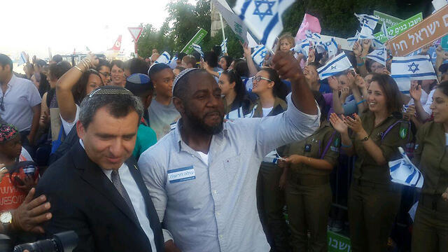 Welcoming reception for 220 new olim from the US and Canada at Ben Gurion Airport (Photo: Itay Blumenthal) (צילום: איתי בלומנטל) Welcoming reception for 220 new olim from the US and Canada at Ben Gurion Airport (Photo: Itay Blumenthal)