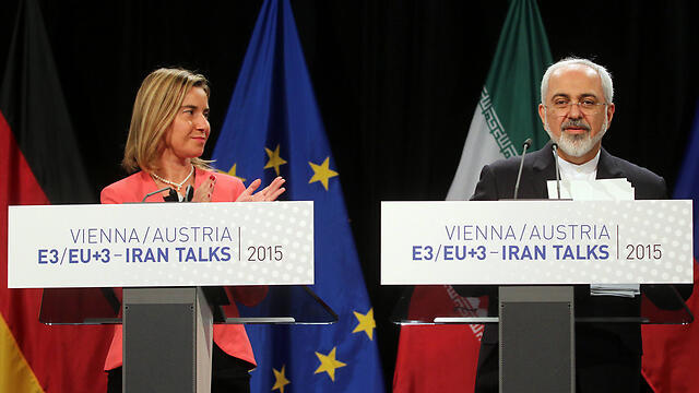 EU foreign policy chief Federica Mogherini and Iranian Foreign Minister Mohammad Javad Zarif during negotiations for the 2015 nuclear deal (צילום: AP) EU foreign policy chief Federica Mogherini and Iranian Foreign Minister Mohammad Javad Zarif during negotiations for the 2015 nuclear deal