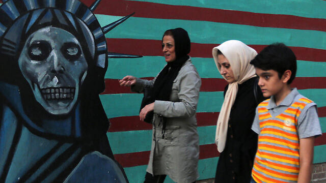 Graffiti on the former US embassy ni Teheran (Photo: AFP)