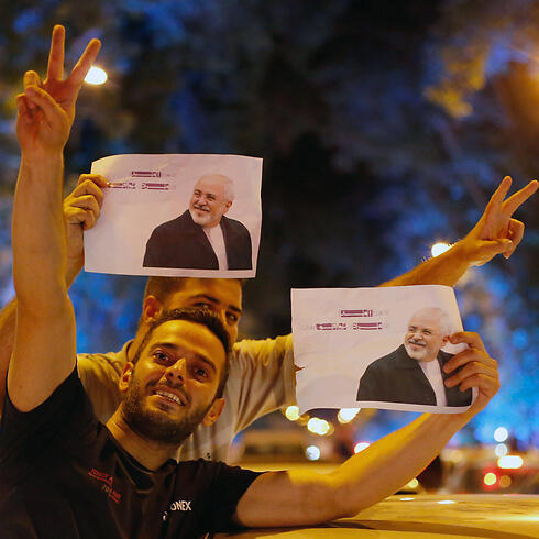 Iranians celebrating the nuclear deal in the streets of Teheran (Photo: EPA)