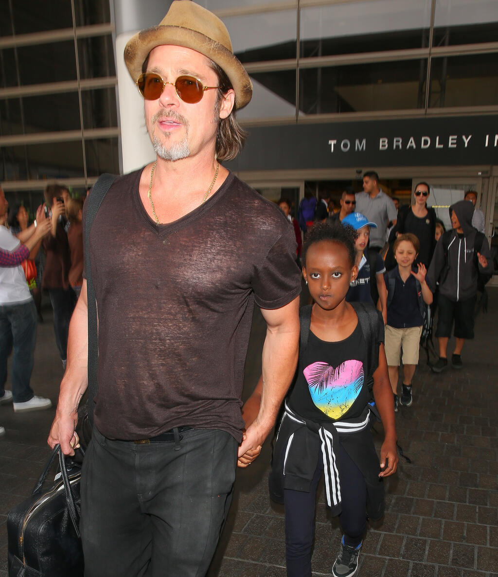 המבט שלה אומר הכול. בראד פיט וזהרה בשנת 2015